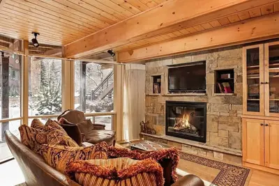 Image de Cozy Downtown Aspen Condo, 2 Bedrooms, Walk to Best Shopping, Food, & Skiing