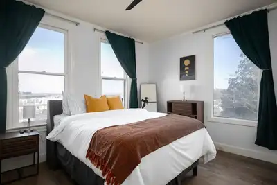 Image de Mid-Century Modern Townhouse with High Views