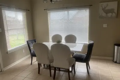 Image de Huge 4 bedroom home near the heart of the city