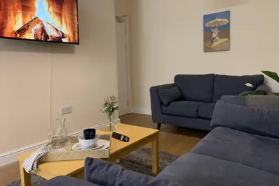 Image de Modern 6-Bed-Groups-Contractors Parking Vans-Cars