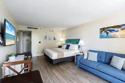 Image de Waikiki Studio with Free Wifi & Parking & Lanai with Partial Ocean View!