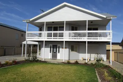 Image de Oyster Views - sea views from balcony. Off Peak Special!