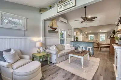 Image de Modern Farmhouse Steps to Beach and Love Lane