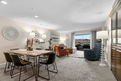 Image de Spacious Condo, Hot Tub, Sauna, Indoor  and Outdoor Pool Access! | C-11