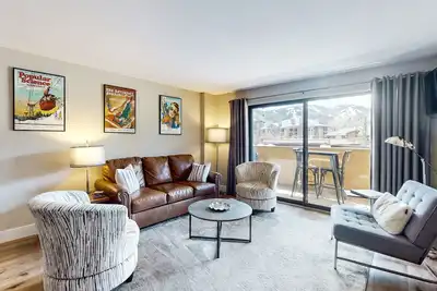 Image de Modern condo steps to gondola & lake w/ view & patio - in heart of everything