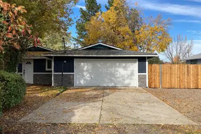 Image de 4-bedroom Tv in each room. Convenient location. Ample Parking.