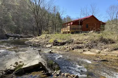 Image de New 2/2 Log Cabin, Rushing Trout Stream, Hot Tub, Fireplace, 8 acres, WiFi