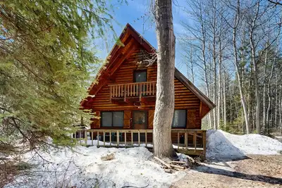 Image de Cozy cabin with wood stove, scenic balcony & washer/dryer - near Lake Payette