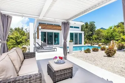 Image de Your tropical escape 2-bedroom villa with pool, 250 yards to Grace Bay Beach