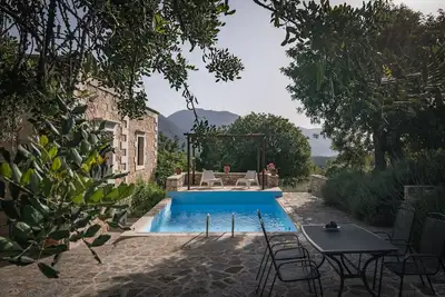 Koules Estate-Daphne, with Pool & Bbq, an Agricultural barn for Nature lovers
