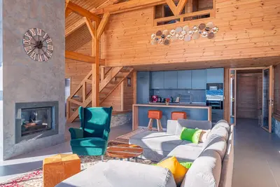 Image de Chalet for up to 10 people with sauna nestled in the valley of 3 mountains