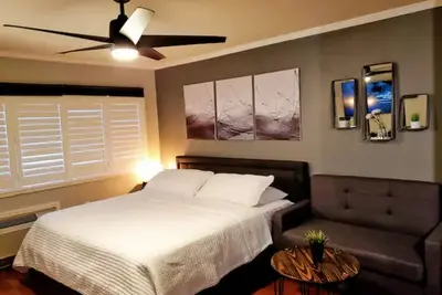 Image de Studio walking distance to Stadium & Nightlife!