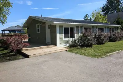 Image de Beach Life Cottage by Grand Bend: A Modern Retreat Just Steps to the Beach!