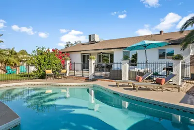 Dog-friendly home with private pool, central Ac & W/D - snowbird-friendly