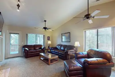 Image de Family-Friendly Getaway with Fireplace, Washer/Dryer, & Balcony