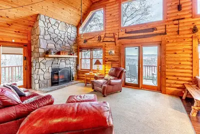 Image de Log cabin with amazing mountain views, pool table, movie room & fireplace