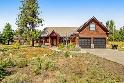 Image de 2-story dog-friendly home with hot tub, gas grill, firepit, deck, & fireplace