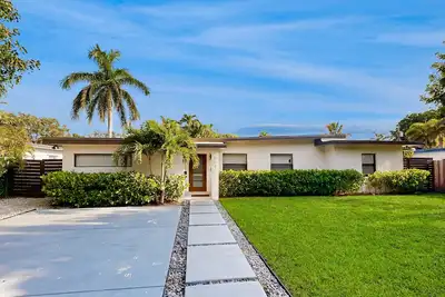 Beautifully Updated Dog-Friendly Home with Free WiFi, and Enclosed Back Yard