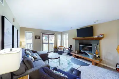 Image de Ski-in/ski-out condo with WiFi, washer/dryer, mountain views & golf nearby