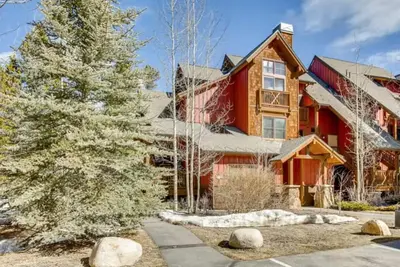Image de Luxury Seasons 3br townhome w/ private deck, hot tub, and shuttle to slopes!