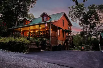 Image de Spacious 4 Bedroom*Sleeps 10*Dog Friendly Cabin*Theater Room*HotTub*Firepit*WiFi