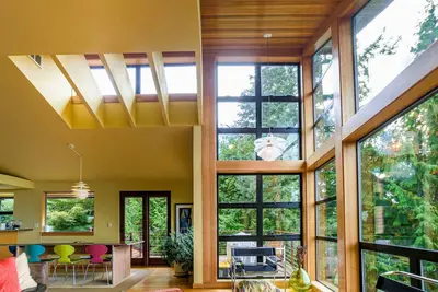 Image de Modern home in wooded area with views of Lake Washington