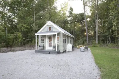 Image de Timber Tiny House~ Screen Porch~ Fire Pit~ Private Driveway~ Country Getaway
