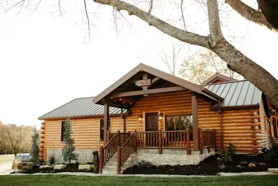 Image de A peaceful cabin in the middle of a country setting