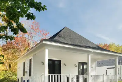 Image de Designer coastal cottage perfect for a family vacation in York.