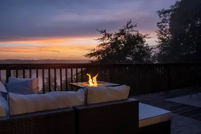 Image de Spectacular Mountain & Sunset Views! Spacious Home Sleeps 12! Ping Pong/Hot Tub!