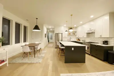 Image de New Luxe Modern Designer Home in Heart of Ne Williams | 93 Walk +100 Bike Scores