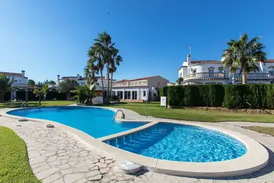 Magnifique maison de vacances privée avec piscine, Wifi, climatisation, Tv, patio et parking