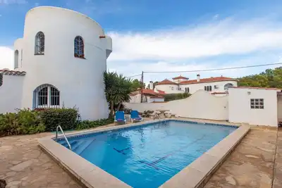 Image de Belle maison de vacances privée pour 10 personnes avec Wifi, piscine privée, Tv, patio et parking