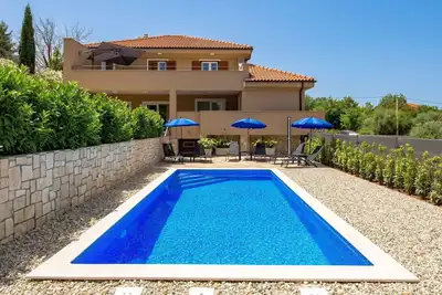 Image de Belle maison de vacances pour 10 personnes avec Wifi, piscine privée, climatisation, Tv et terrasse