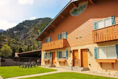 Alpine Escape: Townhouse w/ Hot Tub: Downtown!