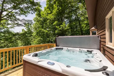 Image de A Slice of Seven - Seven Devils, 3 minutes to Hawks Nest tubing and ziplining