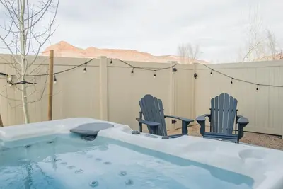 Image de Modern/Luxury Townhouse- Hot Tub - Sleep up to 8!