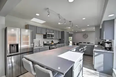 Image de 17 Mi to Dallas: Richardson Home w/ Hot Tub