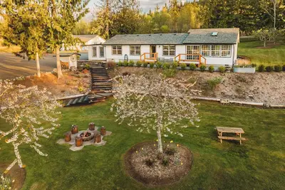 Image de Charming Hilltop Getaway - Valley and Water Views