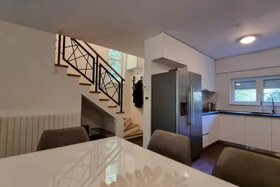 Image de Fantabulous Townhouse with Forest View, Green Patio & Ev Charger