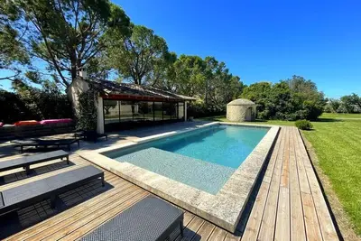Image de Belle villa contemporaine, piscine et grand jardin