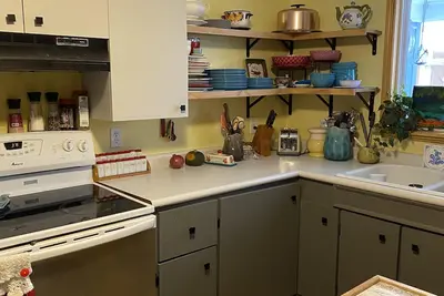 Image de Built in 1866 this hillside home is close to everything!