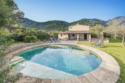 Renovated Villa with Pool and Garden, 900 mts from Pollensa Town