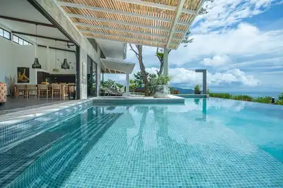 Image de Luxury private ocean view villa hidden in the jungle