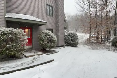 Image de Jay Peak's Premier Ski-In / Ski-Out Location-just steps from the trail