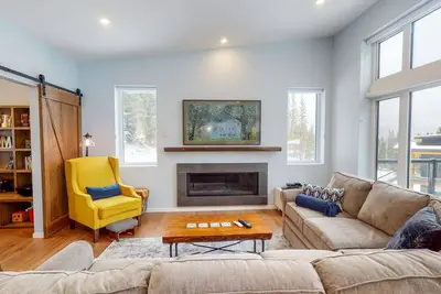 Lazy Moose Lodge - Luxurious, stylish mountain home with hot tub
