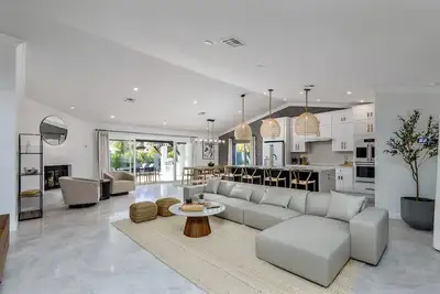 Modern Luxury Retreat, Heated Pool, Near Old Town, Golf, Groups & Families 10ppl