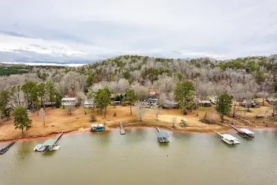 Image de Spacious Lake House Retreat!