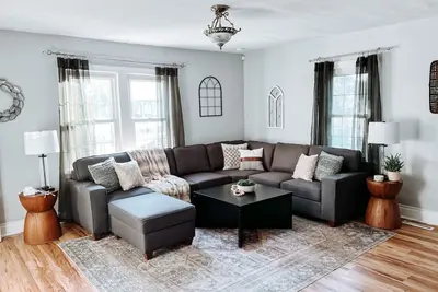 Image de Large 4 Bedroom Home! Close to Airport & Ix Center!