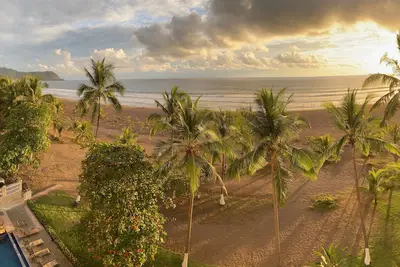 Image de Beautiful ocean front condo with 200 square foot balcony overlooking Jaco Beach.